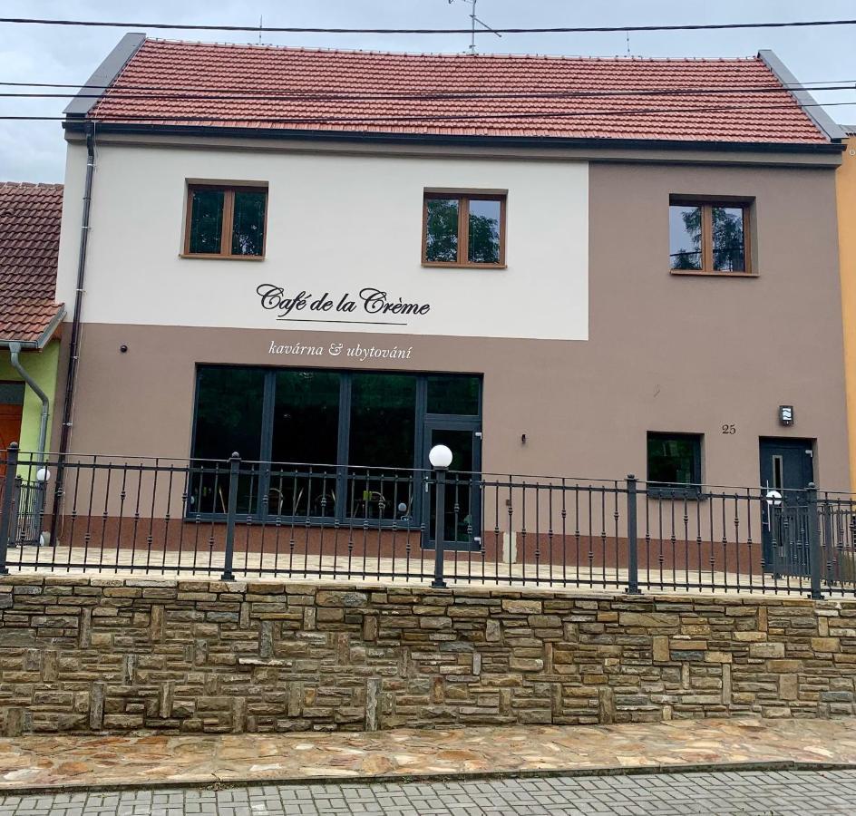 Cafe De La Creme Hotel Kuzelov Exterior photo